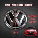 EMBLEMA LOGO VW VENTO 16-20 CROMO DELANTERO