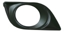 REJILLA FASCIA NS VERSA 12-14 C/HOYO P/FARO S/S PLUS/SL/SV/EXCLUSIVE/ADVANCE/SENSE L4 4 CILINDROS 1.6L 4 PUERTAS IZQ O DER