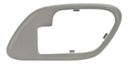 MANIJA INTERIOR CV CHEYENNE/CUSTOM 95-98/SUBURBAN 95-99/SILVERADO 95-98/TAHOE 95-99  GM SIERRA/YUKON 95-98  CD ESCALADE ESV 95-00  CV PICK UP 95-98  SOLO BISEL GRIS PLASTICO HUSHAN Derecho Delantera/Trasera  