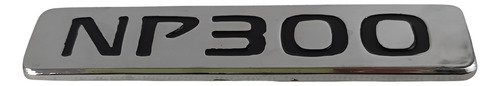 EMBLEMA LETRAS PLACA NP300 CROMO